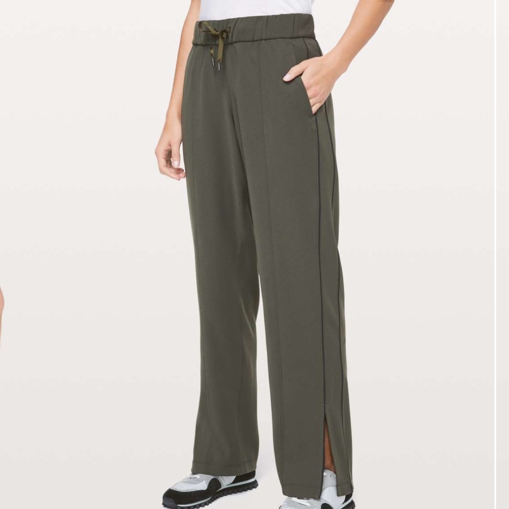 Barely worn Lululemon On the Right Track Pant (Dark Olive / Black)